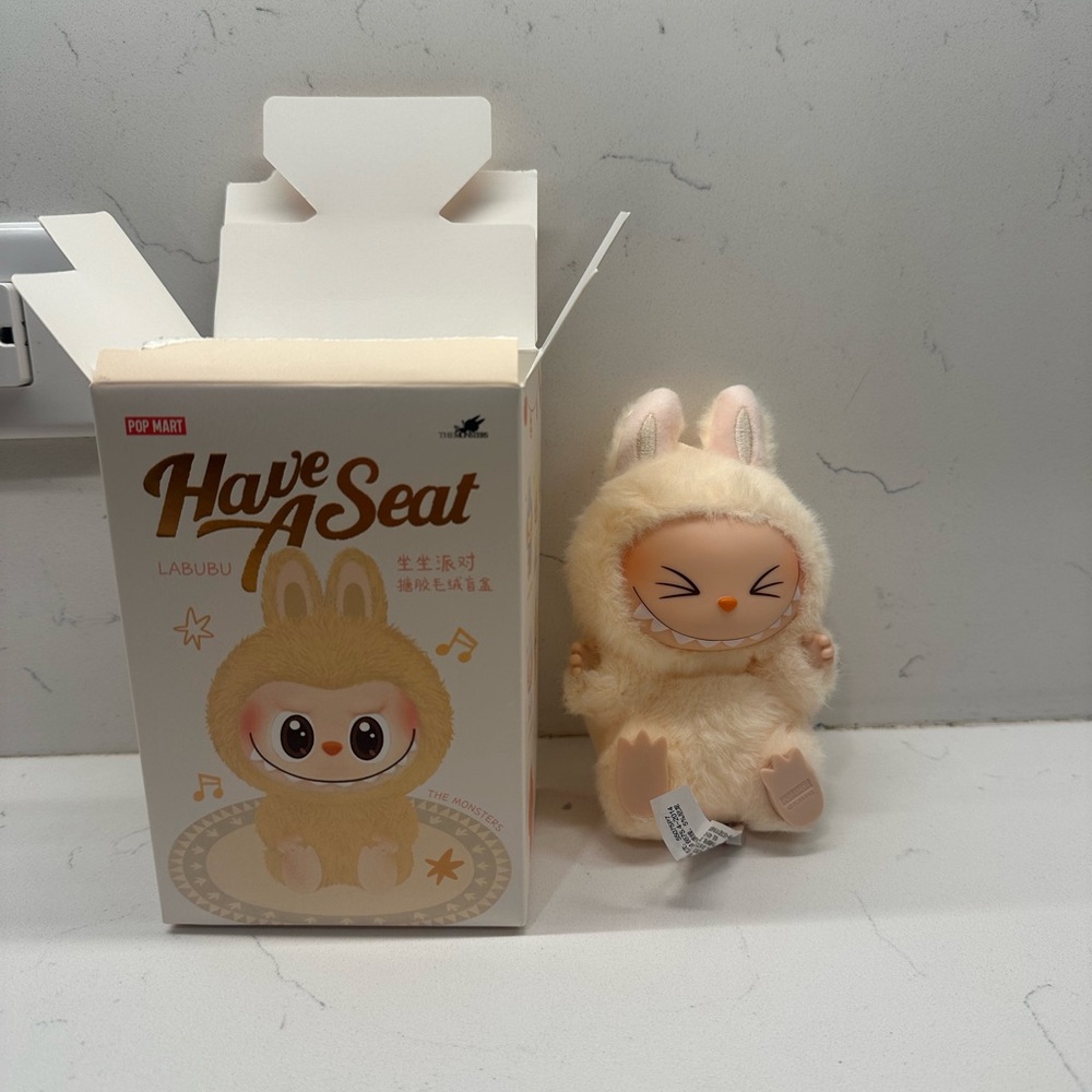 LaBuBu Bunny Figure - sisi